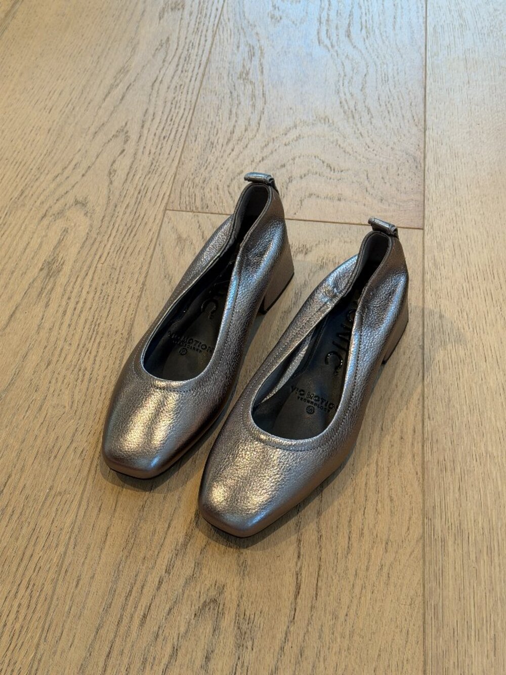 Vionic Low Block Heel - Picture 2 of 3